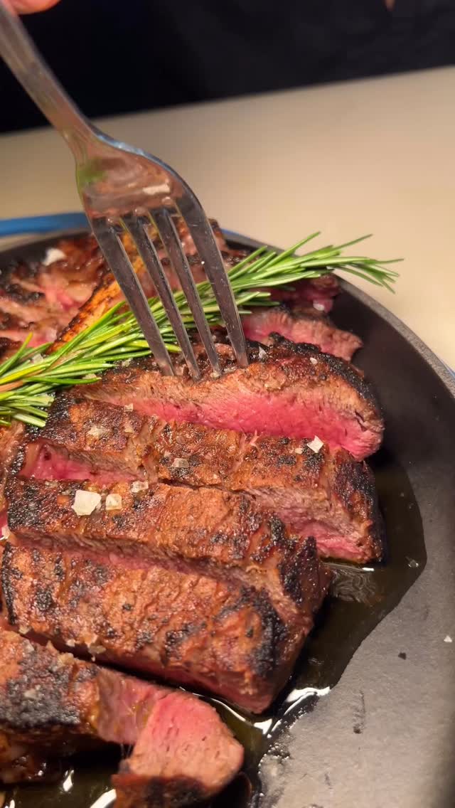 Juicy and massive PORTERHOUSE is steakhouse royalty! 🥩🔥🍽️
#LEFARFALLE #SouthCarolina #Charleston
📍 15 Beaufain Street, Charleston, South Carolina